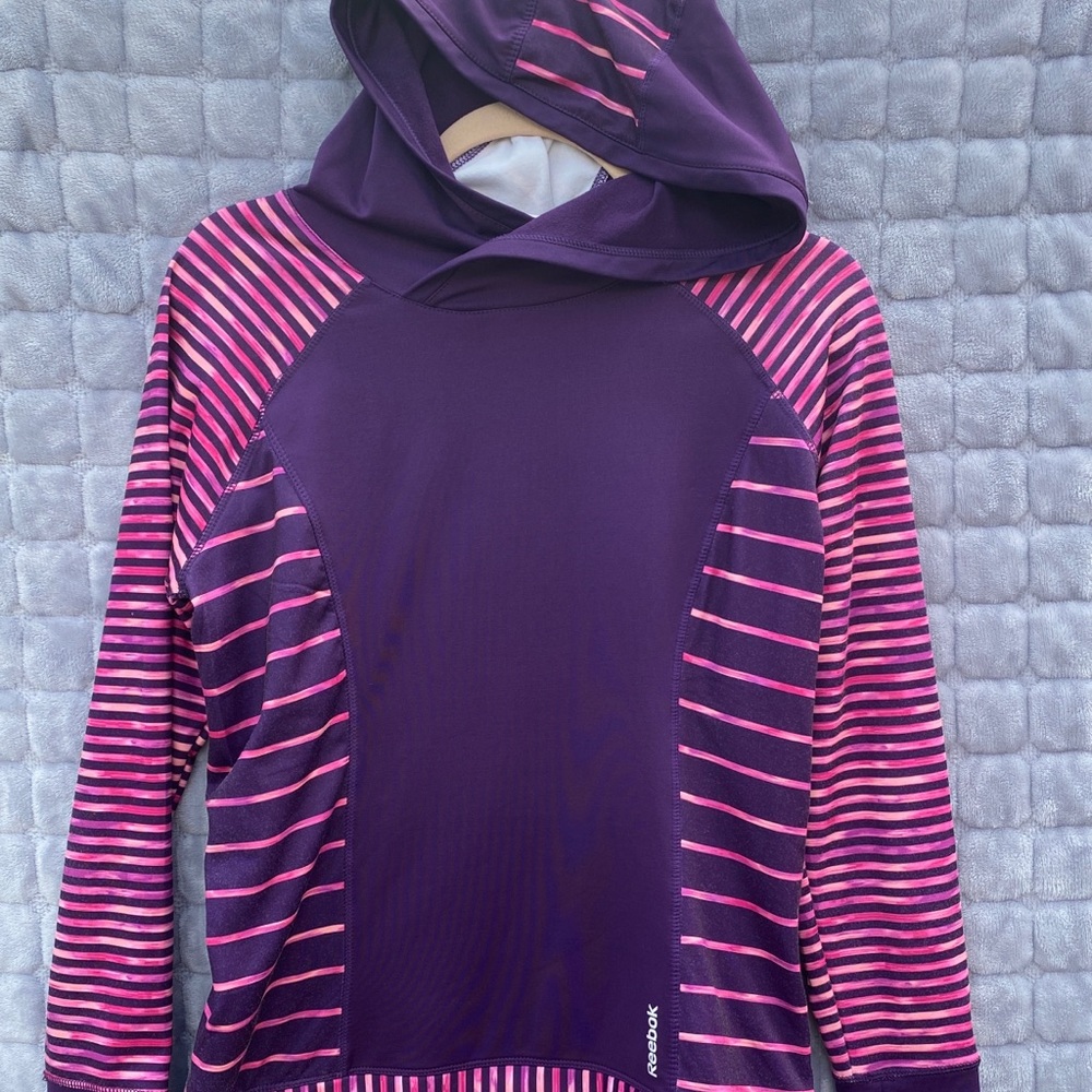 Reebok Pullover size Medium. Has thumb holes in arms